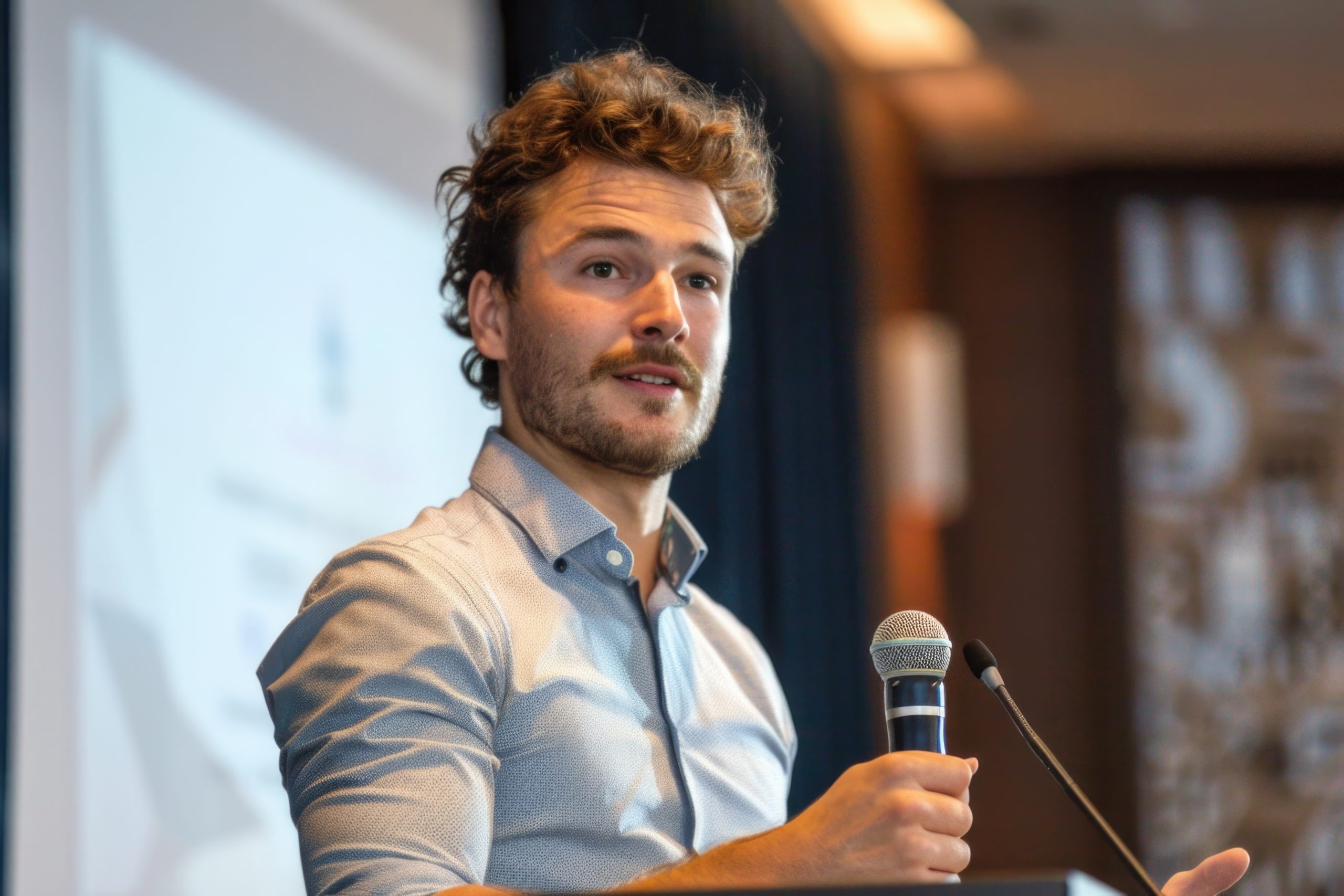 seminar conference meeting with spekaker scaled.jpg